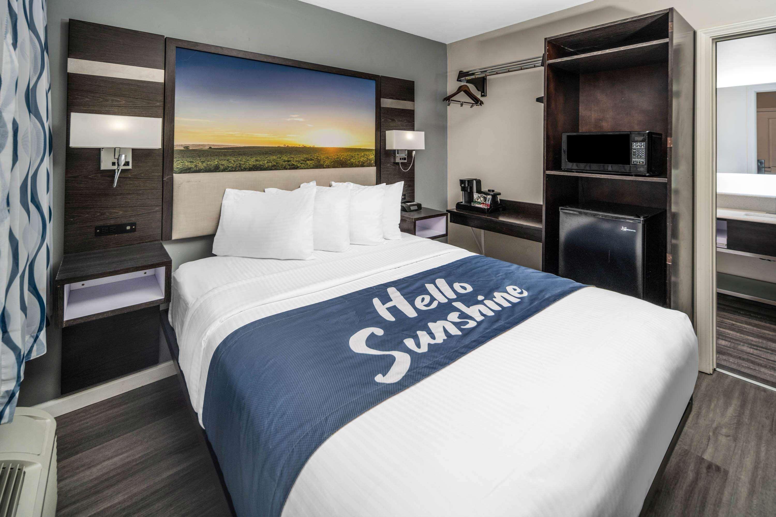 Days Inn By Wyndham Galt - Elk Grove South Εξωτερικό φωτογραφία