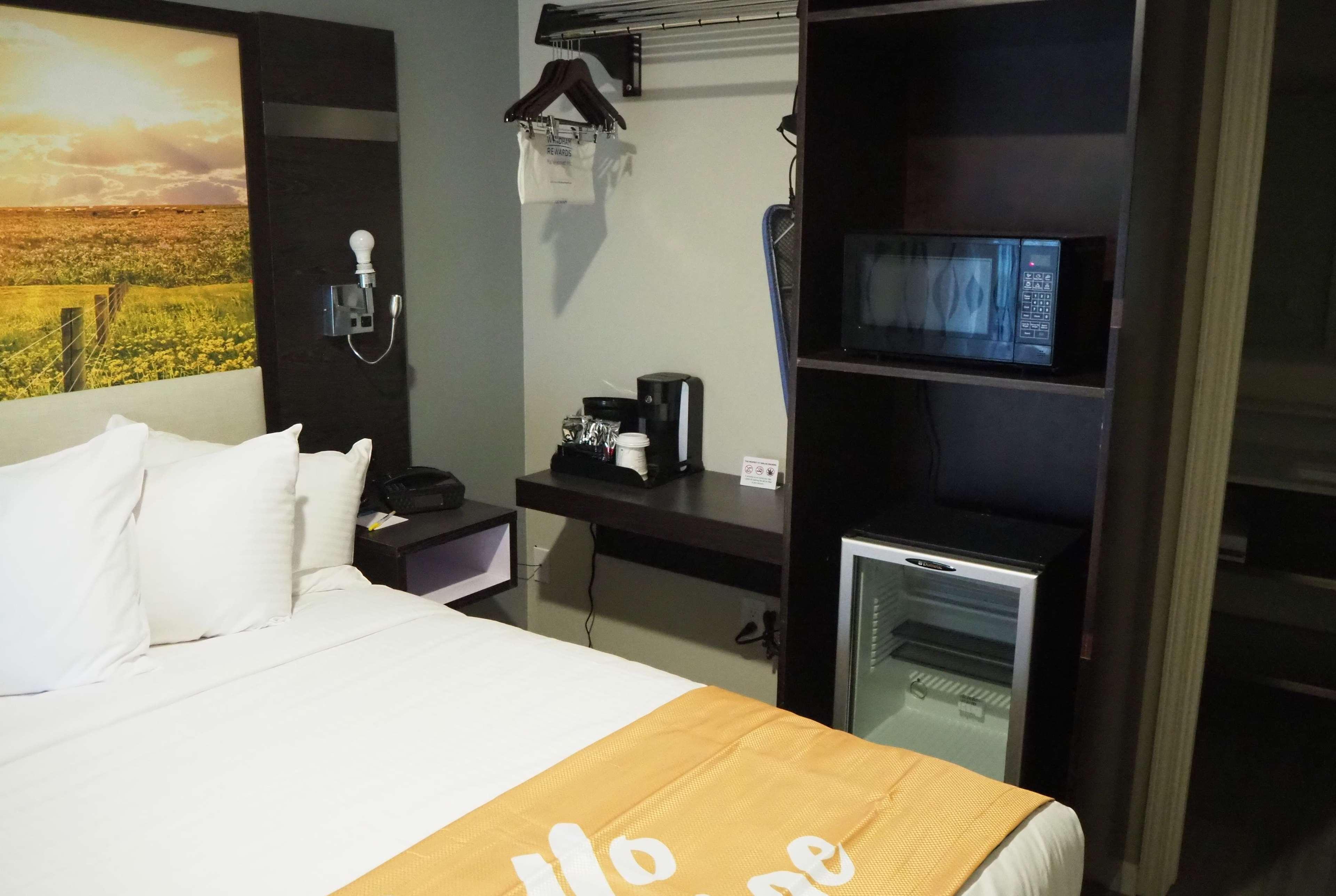 Days Inn By Wyndham Galt - Elk Grove South Εξωτερικό φωτογραφία