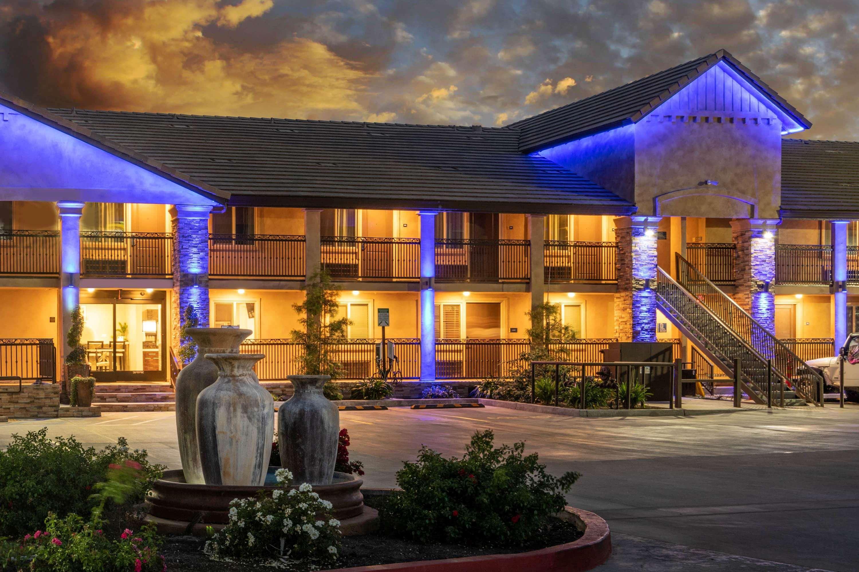 Days Inn By Wyndham Galt - Elk Grove South Εξωτερικό φωτογραφία
