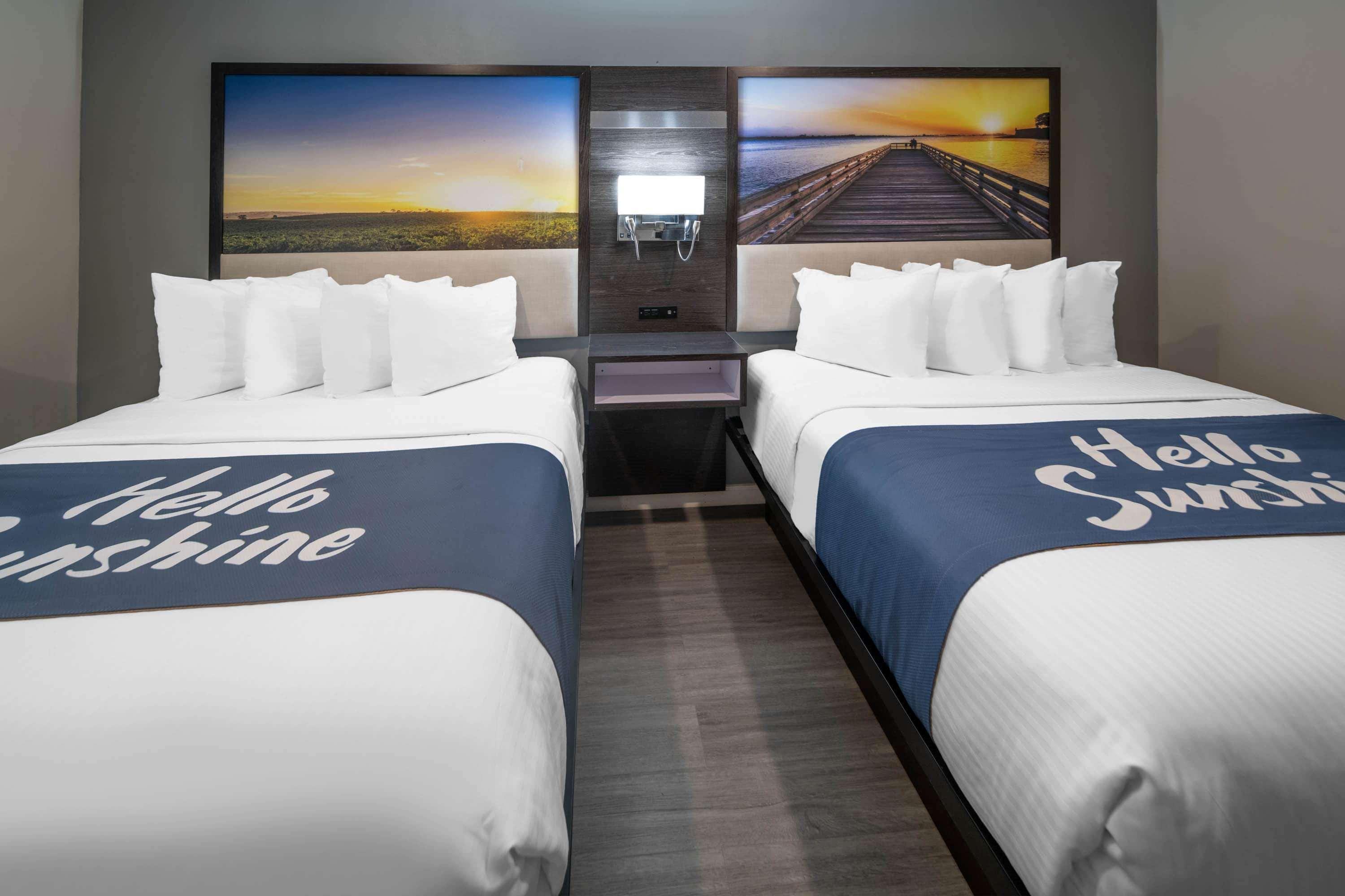 Days Inn By Wyndham Galt - Elk Grove South Εξωτερικό φωτογραφία