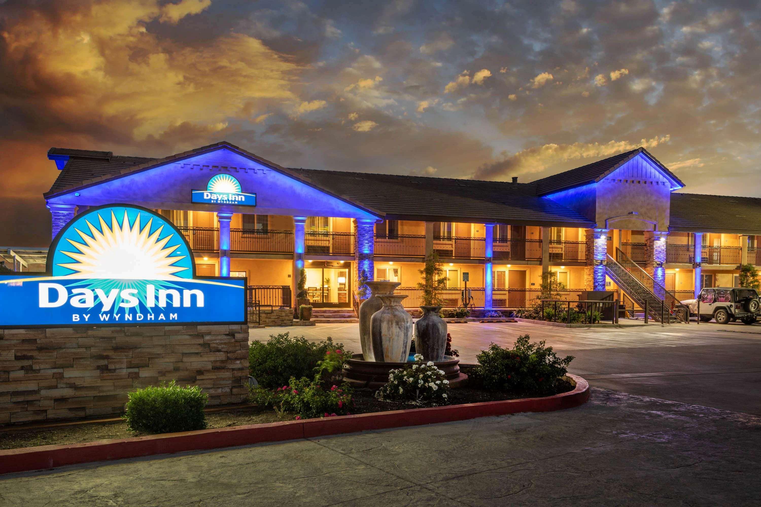 Days Inn By Wyndham Galt - Elk Grove South Εξωτερικό φωτογραφία