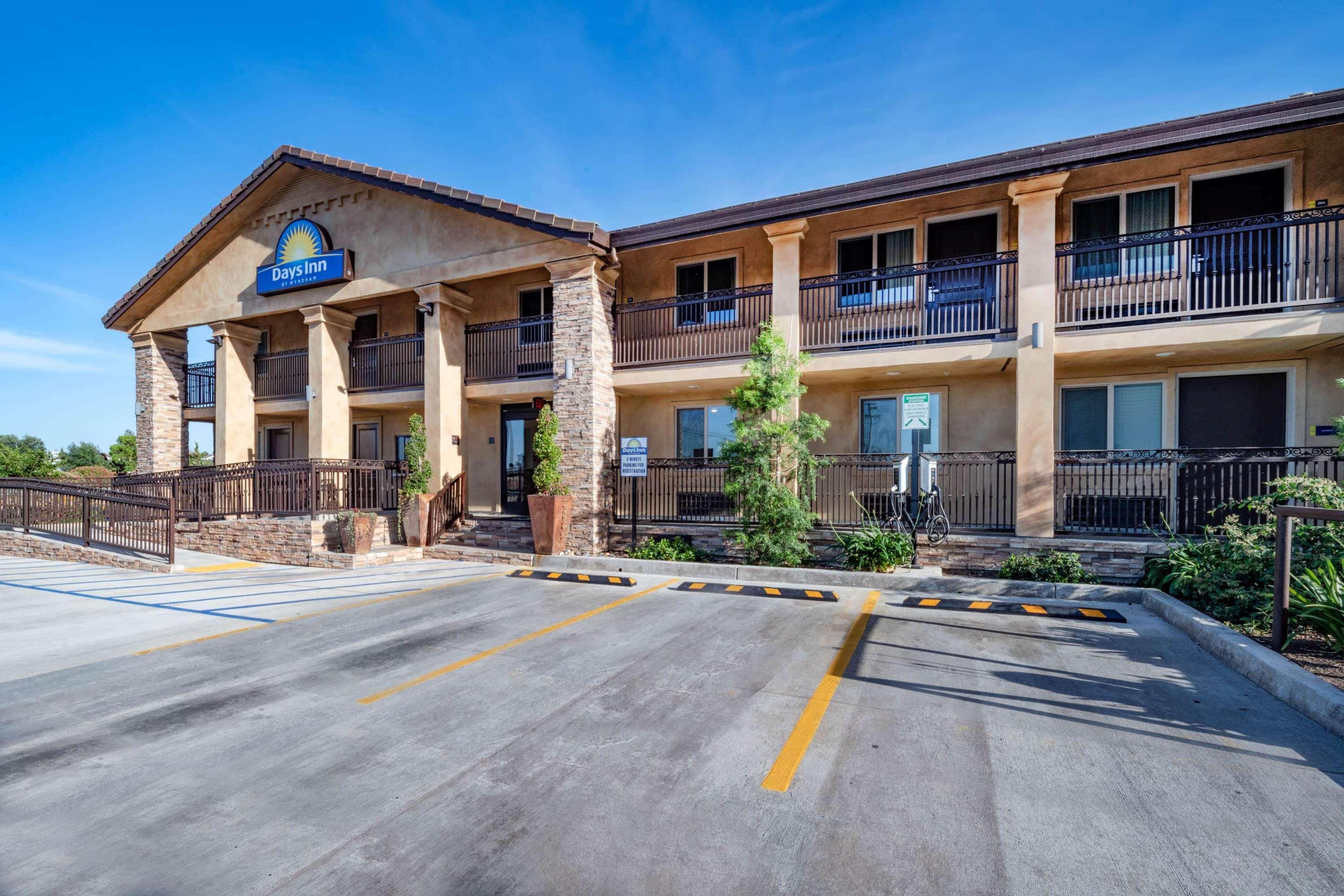 Days Inn By Wyndham Galt - Elk Grove South Εξωτερικό φωτογραφία