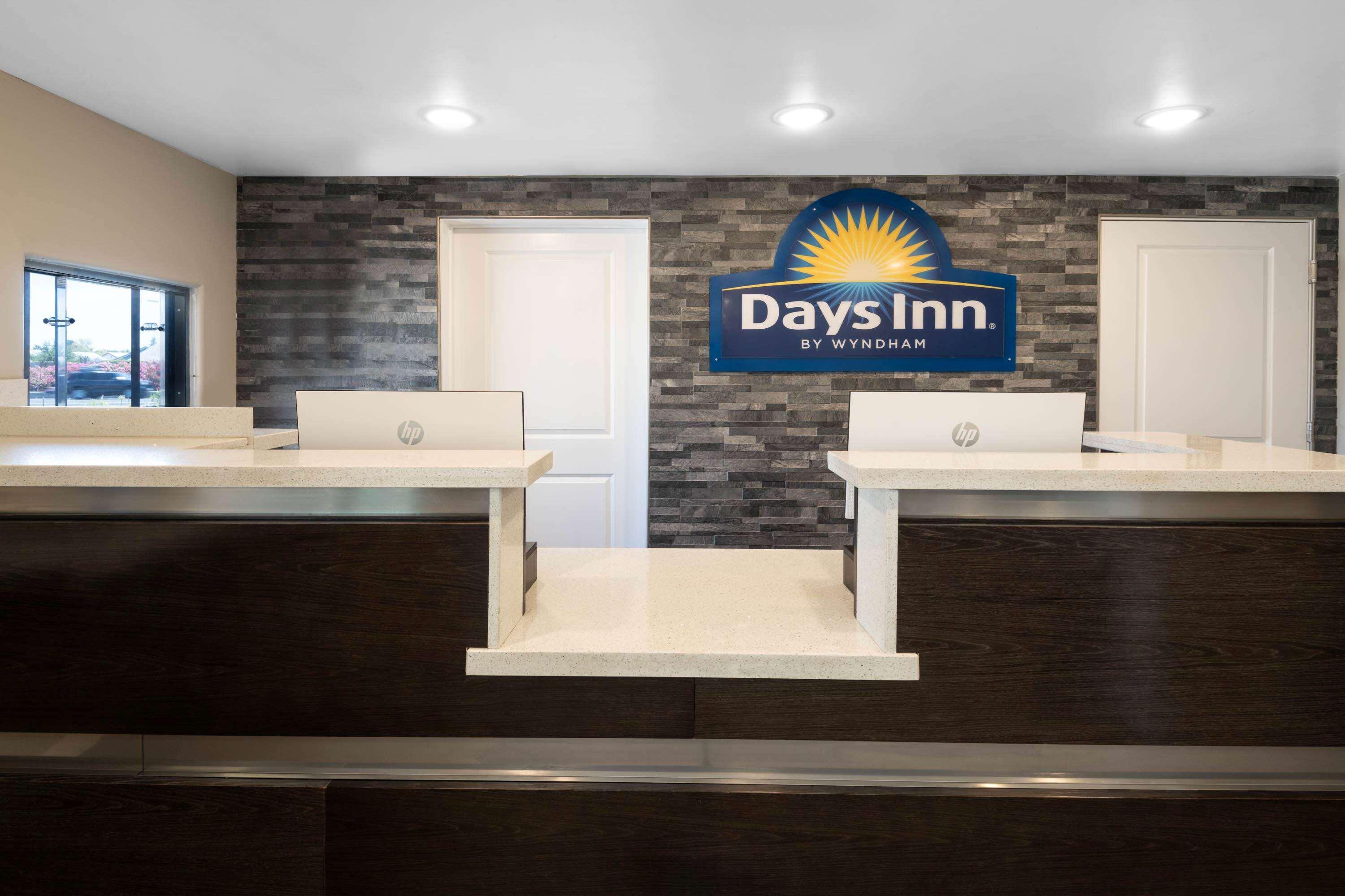 Days Inn By Wyndham Galt - Elk Grove South Εξωτερικό φωτογραφία