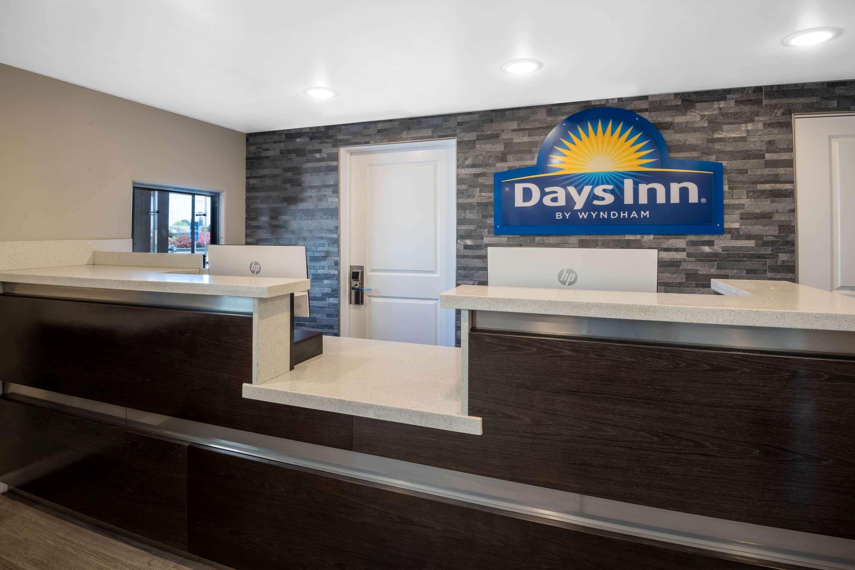 Days Inn By Wyndham Galt - Elk Grove South Εξωτερικό φωτογραφία