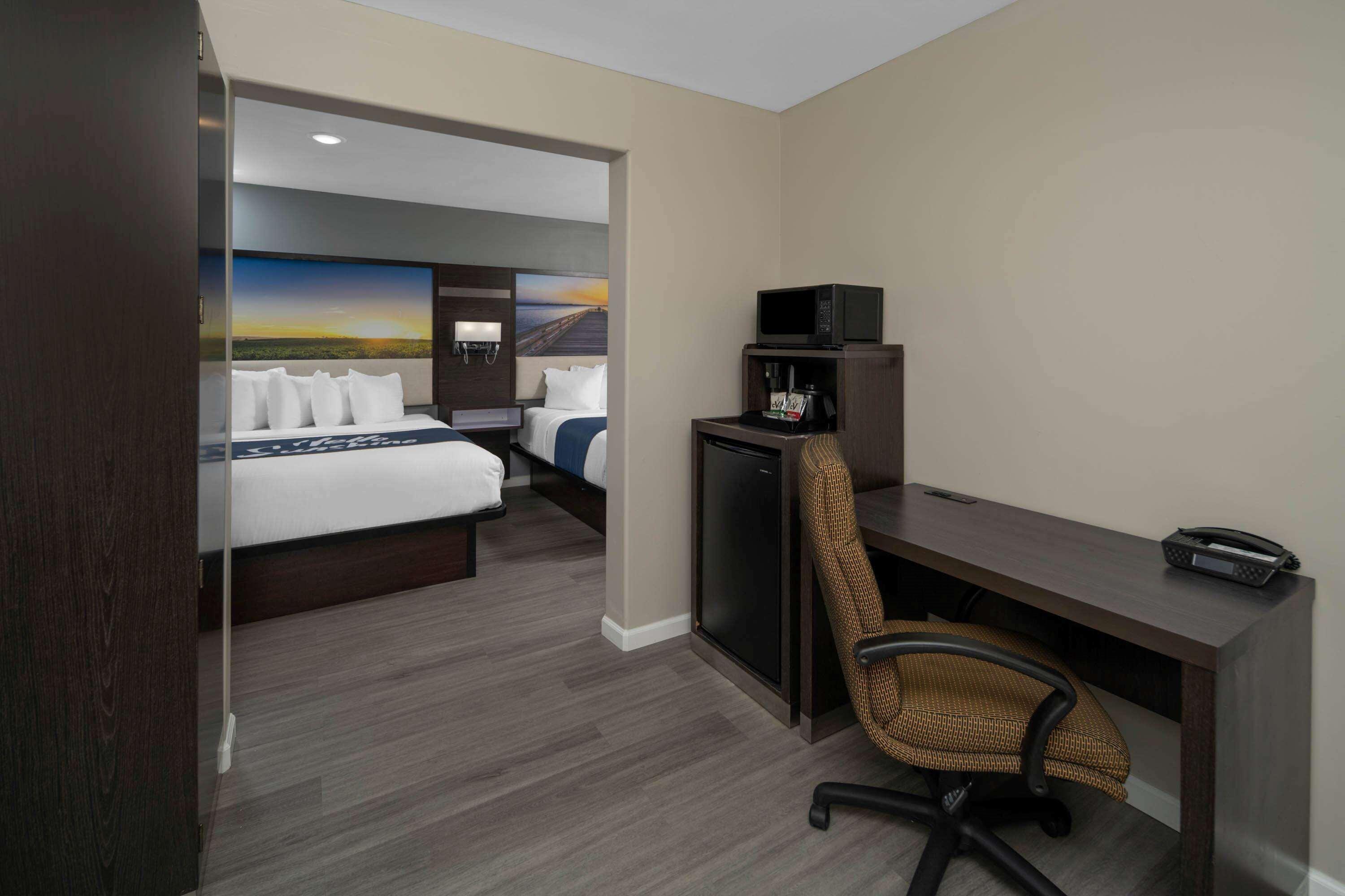 Days Inn By Wyndham Galt - Elk Grove South Εξωτερικό φωτογραφία