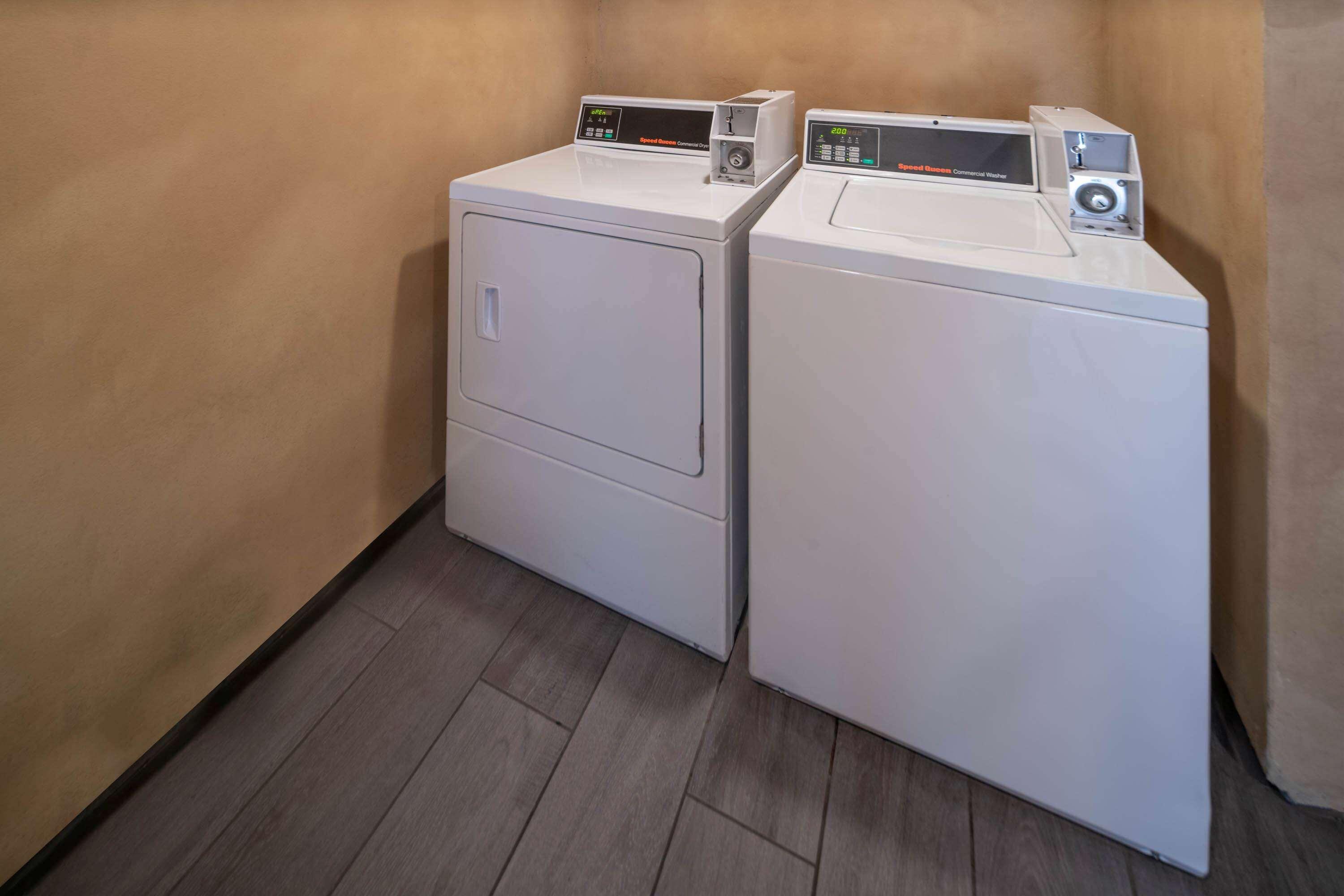 Days Inn By Wyndham Galt - Elk Grove South Εξωτερικό φωτογραφία